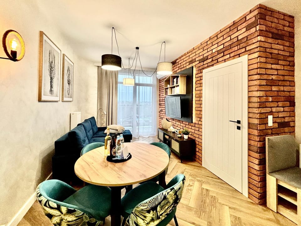 TV and multimedia, Seating area, Dining area