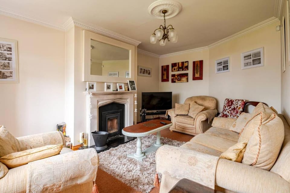 Communal lounge/ TV room, TV and multimedia, Living room, Seating area, Evening entertainment