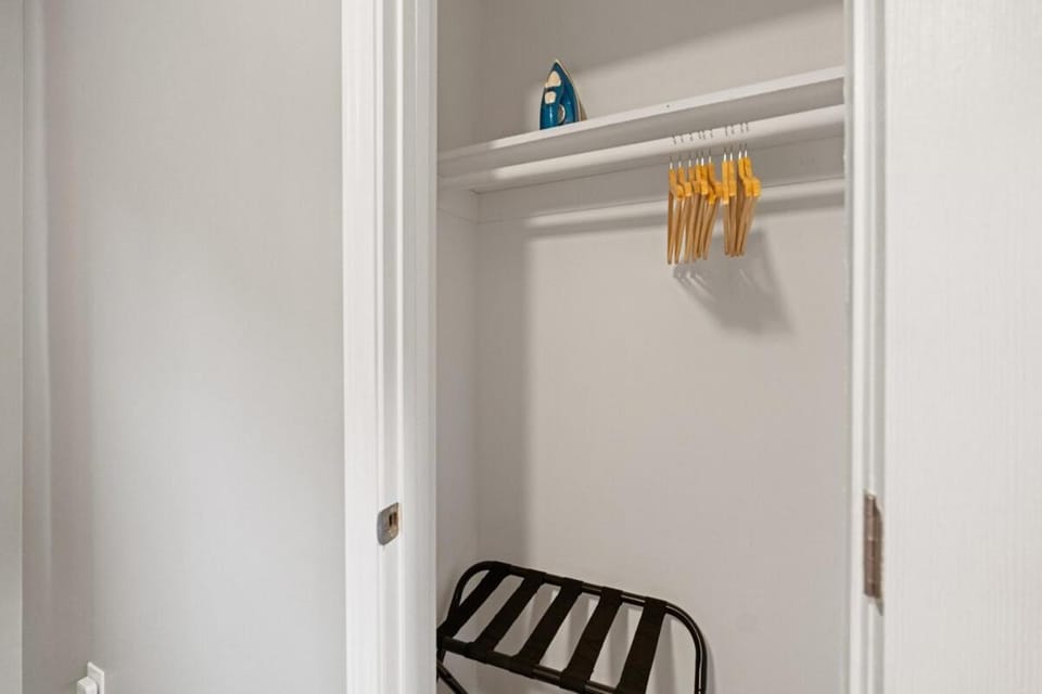 Elegant 5BR Home Sleeps 14 Minutes from DC - Russell Apartment in Alexandria
