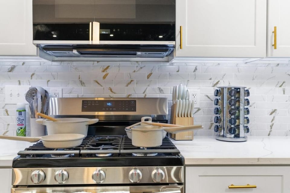 Elegant 5BR Home Sleeps 14 Minutes from DC - Russell Apartment in Alexandria