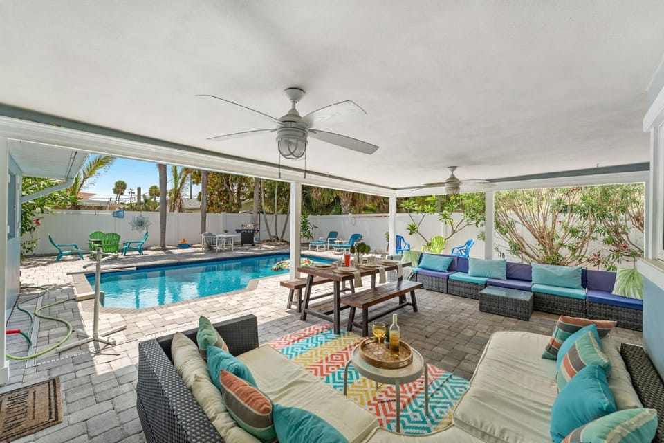 Patio, Day, BBQ facilities, Seating area, Dining area, Pool view, Swimming pool, Swimming pool, sunbed