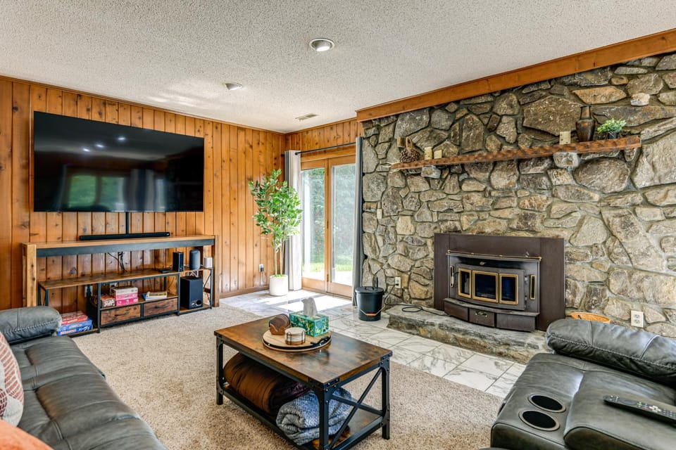 Ski, Hike & Fish: Mtn-View Maggie Valley Retreat House in Maggie Valley