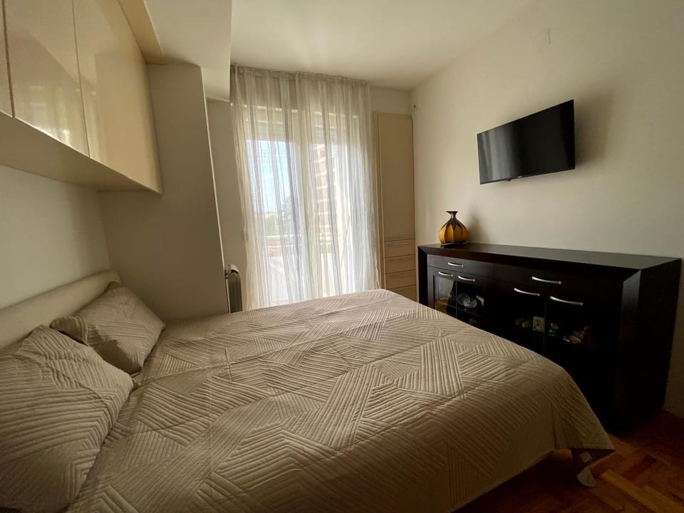 TV and multimedia, Balcony/Terrace, Bedroom, wardrobe