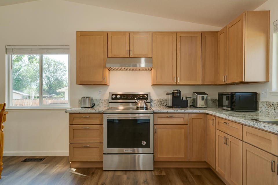 Quiet Home with Yard 2 Mi to Mall and Sparks Marina! House in Sparks