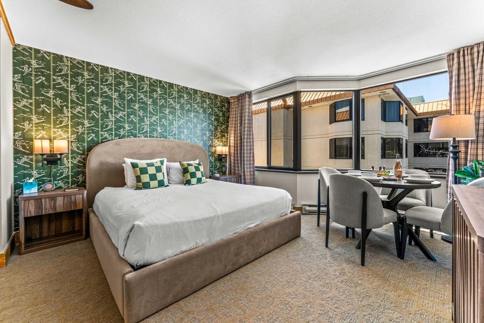 Bed, Seating area