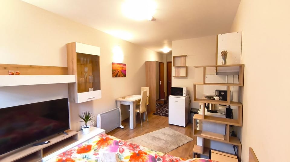 Communal lounge/ TV room, TV and multimedia, Living room