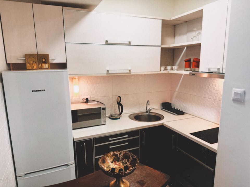 Kitchen or kitchenette, oven
