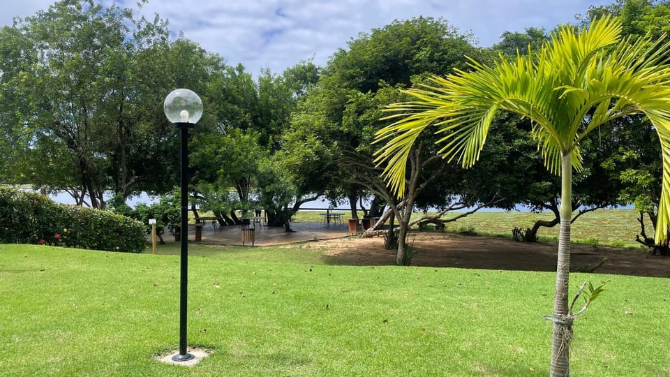 Terreo, nascente e ventilado, Vista para a lagoa Apartment in State of Bahia