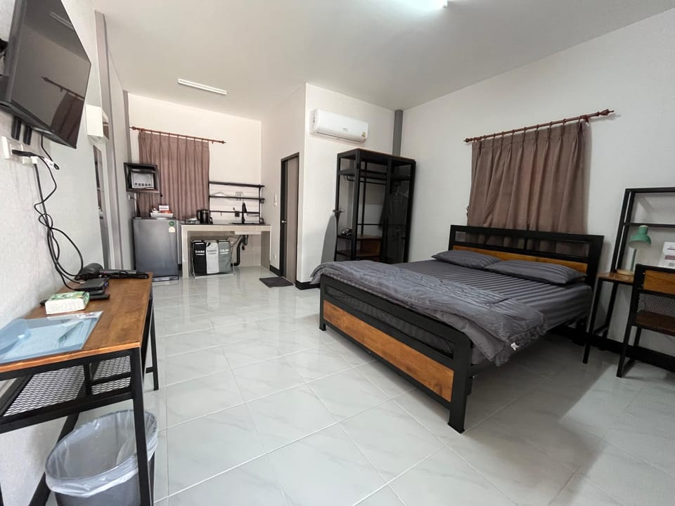 Bed, TV and multimedia, Photo of the whole room, Bedroom, minibar, air conditioner