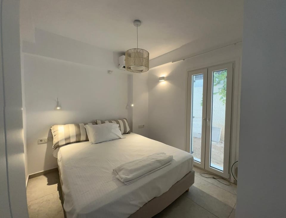 Bed, Photo of the whole room, Inner courtyard view, air conditioner