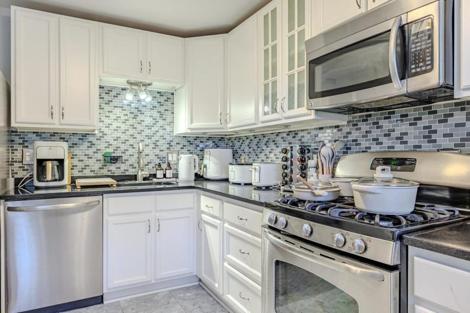 Stylish Forest Retreat Minutes from DC - Gary Apartment in Alexandria