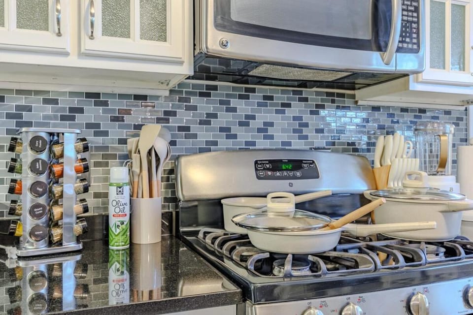 Stylish Forest Retreat Minutes from DC - Gary Apartment in Alexandria