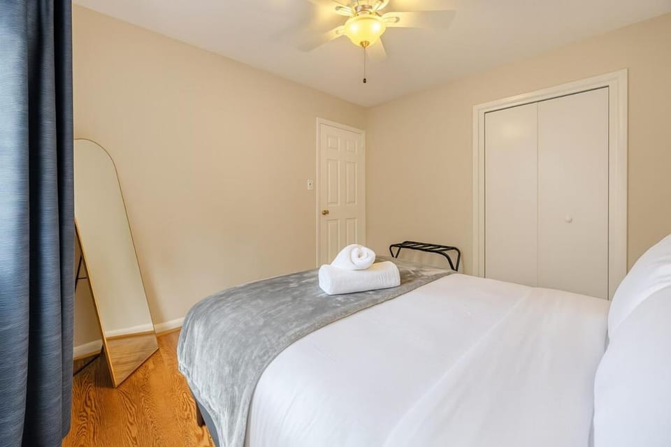 Stylish Forest Retreat Minutes from DC - Gary Apartment in Alexandria