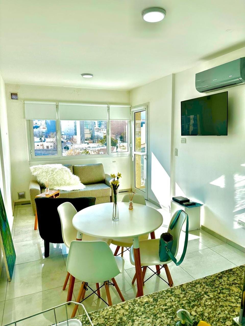 TV and multimedia, Living room, Seating area, Dining area, air conditioner