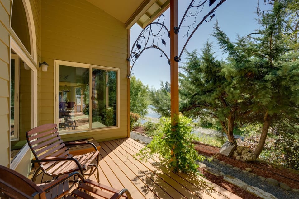 On McKenzie River! Home with Scenic Sunroom House in Vida