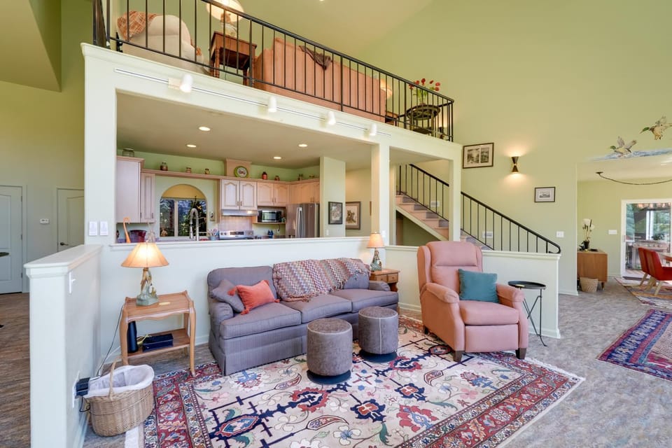 On McKenzie River! Home with Scenic Sunroom House in Vida