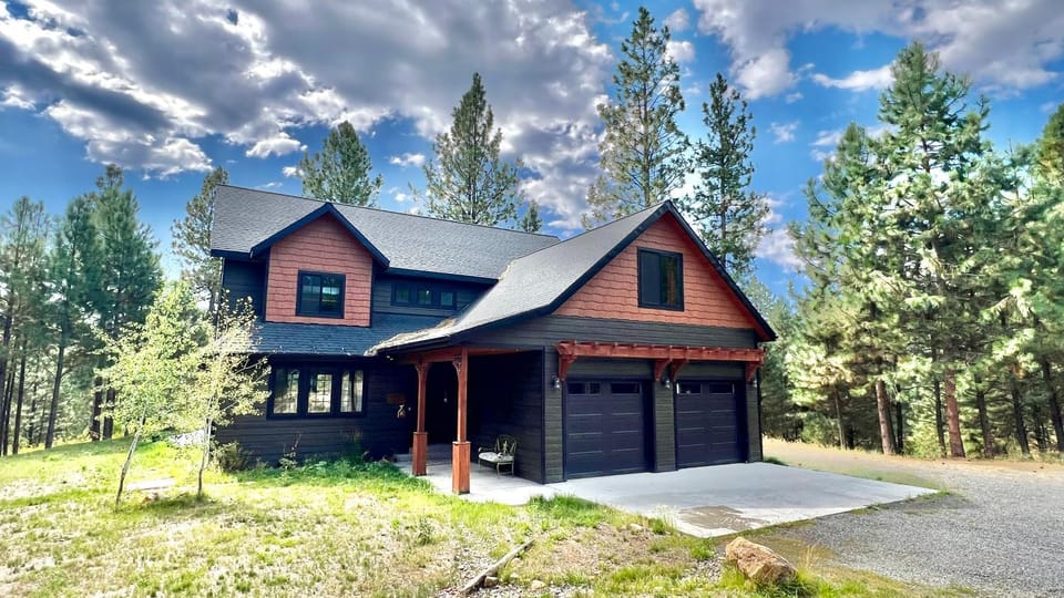 Camp 95 - Stunning Mountain Home - 4.5 Acres - Views - Hot Tub - Pet friendly - Private House in Valley County