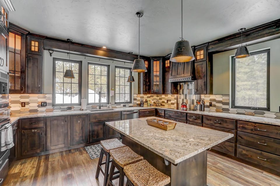Camp 95 - Stunning Mountain Home - 4.5 Acres - Views - Hot Tub - Pet friendly - Private House in Valley County
