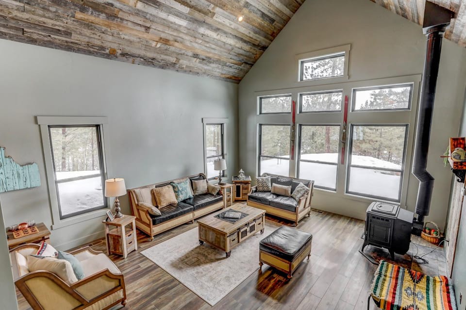 Camp 95 - Stunning Mountain Home - 4.5 Acres - Views - Hot Tub - Pet friendly - Private House in Valley County