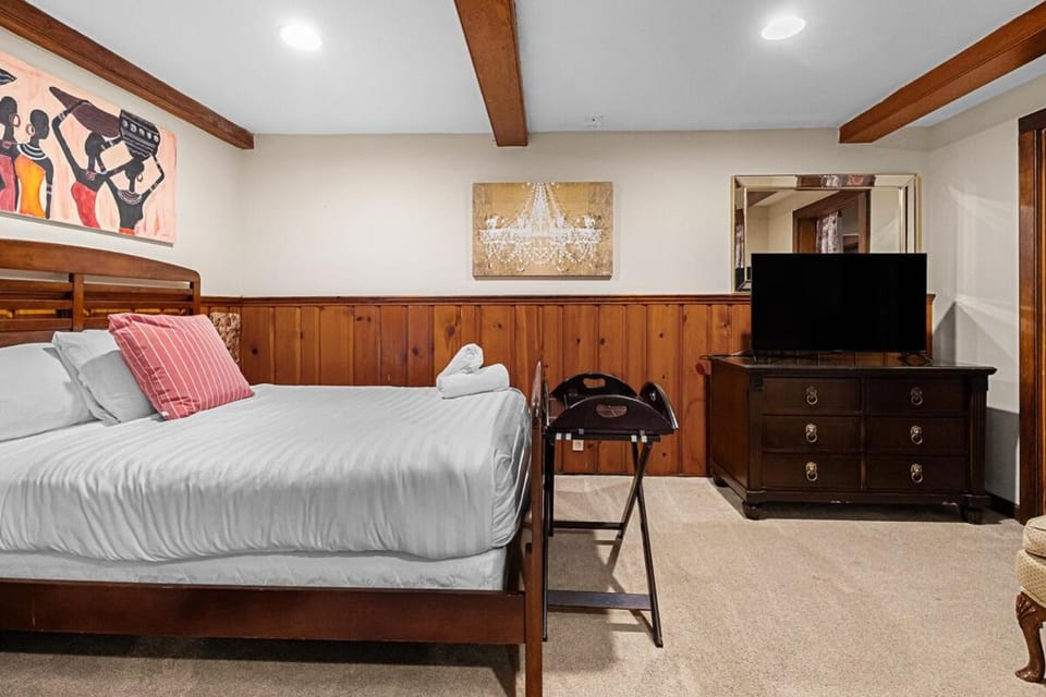 7BR Historic Estate Private Yard Near DC and Old Town - Vassar Apartment in Alexandria