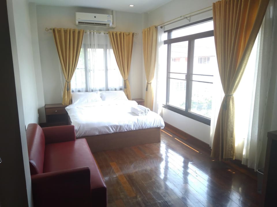 Bed, Living room, Photo of the whole room, Seating area, air conditioner