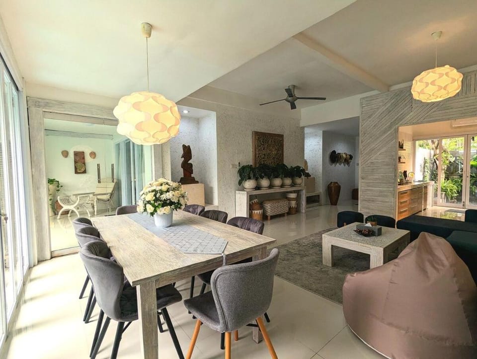 Living room, Seating area, Dining area