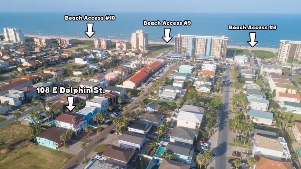 Fun Retro Island Vibe Sleeps 17 Beach 1 block home House in South Padre Island