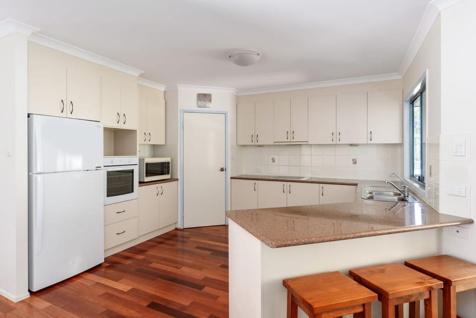 Mortimer - Rainbow Shores. Walk to beach House in Rainbow Beach