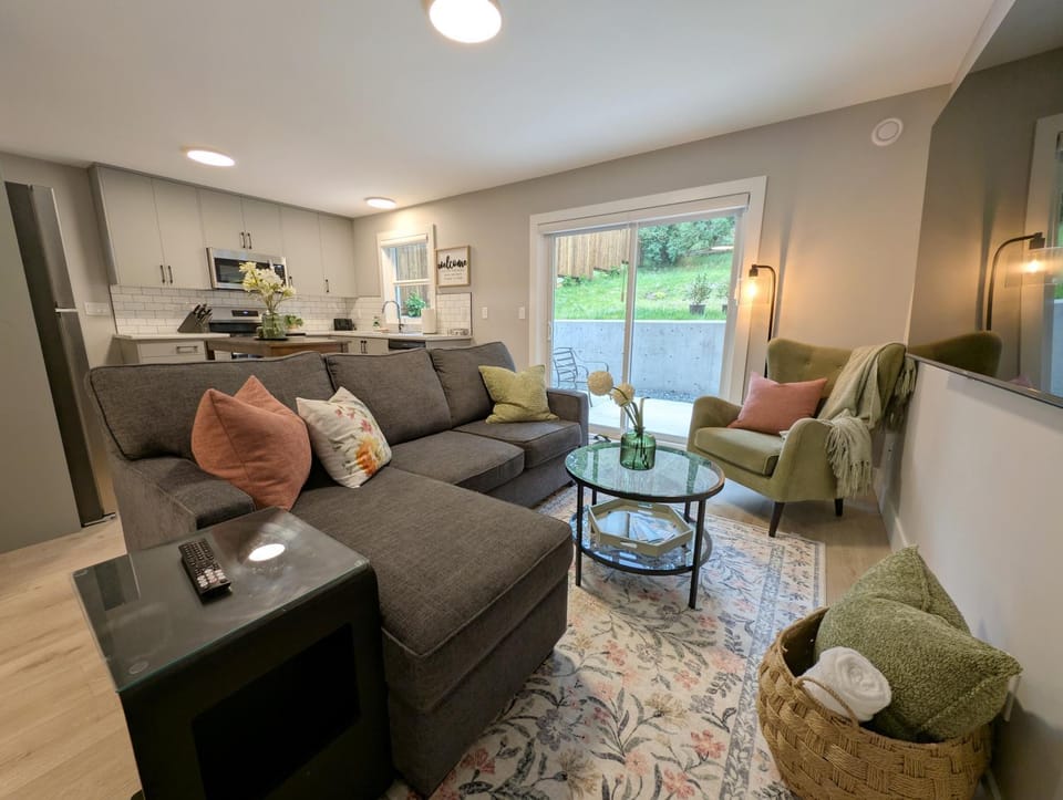 TV and multimedia, Photo of the whole room, Seating area, Garden view