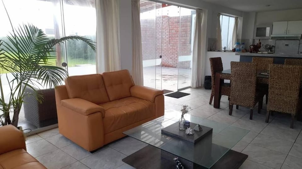 Casa amplia con jardín frente al mar House in Lurin