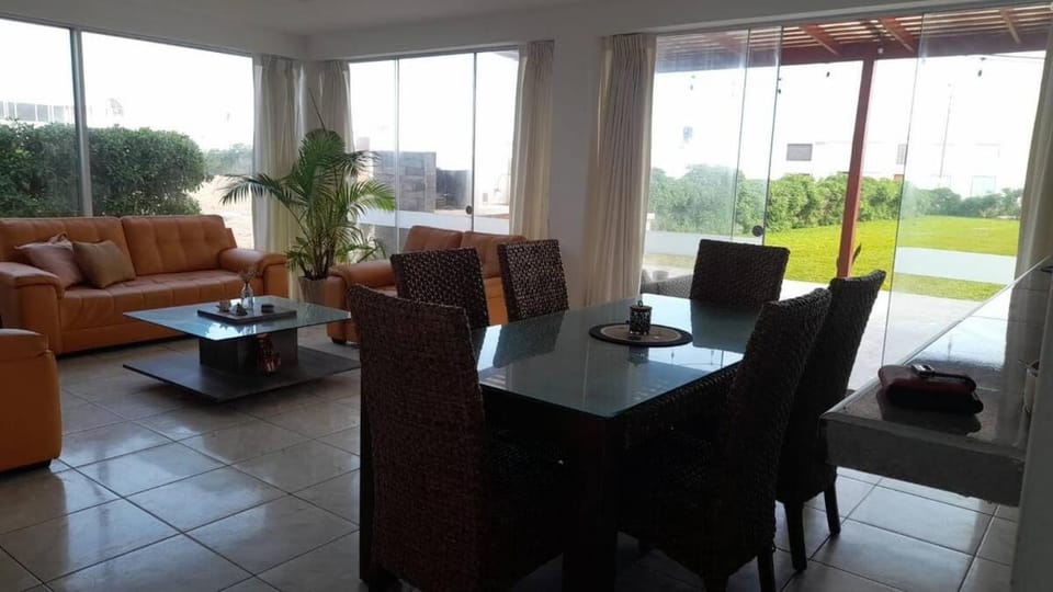Casa amplia con jardín frente al mar House in Lurin