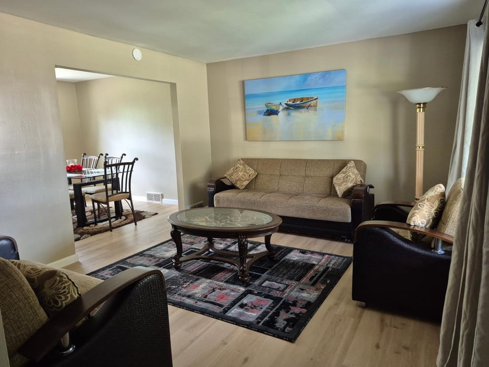 Four Bedroom Family and friends cozy home Villa in Sterling Heights