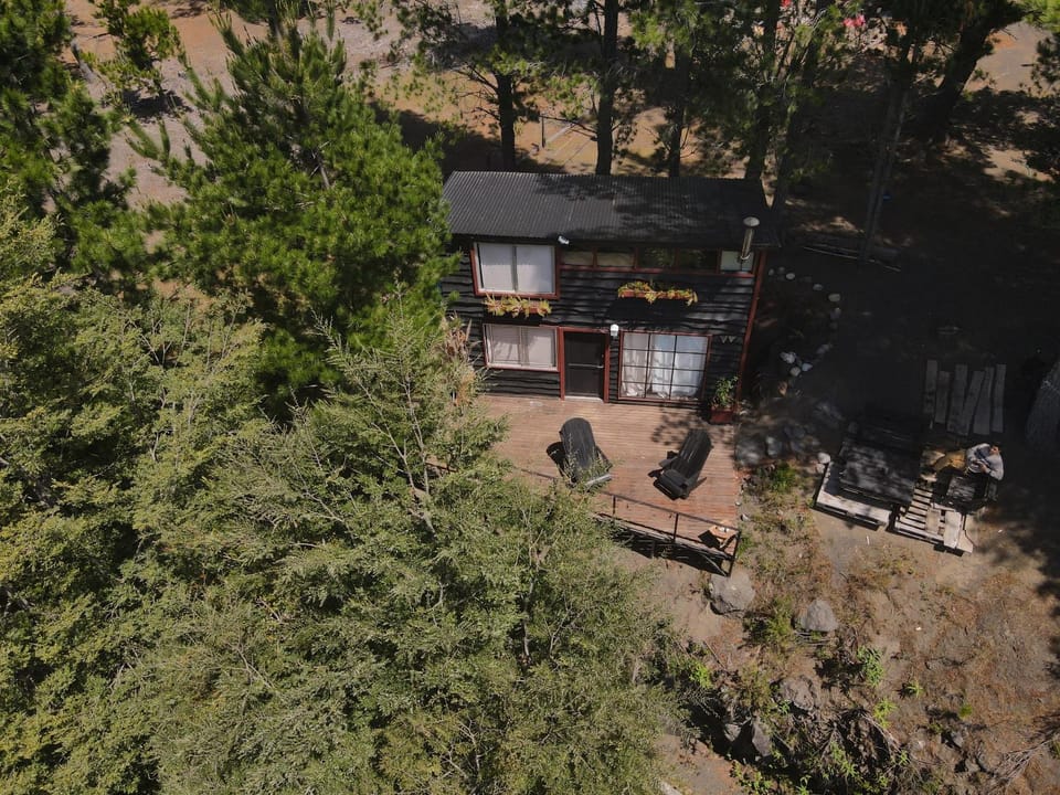 Cabaña con terraza vista al río en Roca Truful House in Araucania, Chile