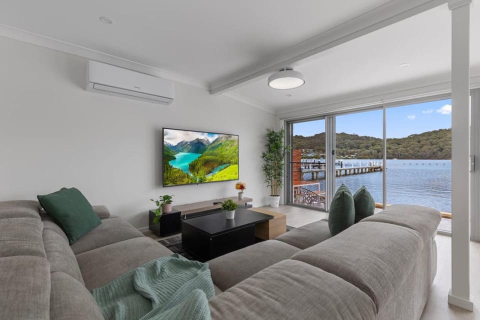 Waterfront Serenity I Private Jetty House in Central Coast