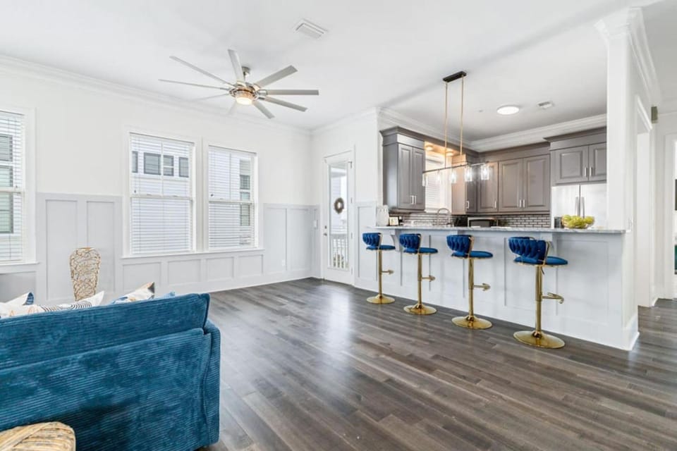 Kitchen or kitchenette, Living room, Seating area, Dining area