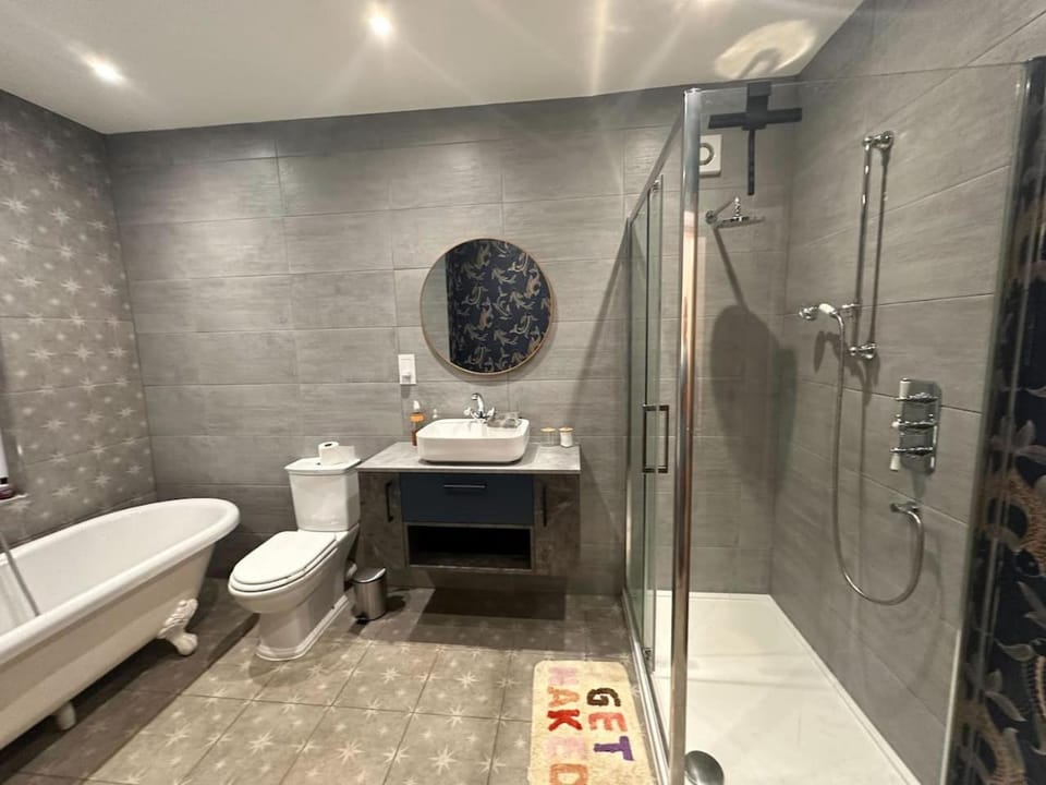 The Martins Stylish 3 Bedroom House in Grays