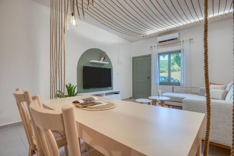 TV and multimedia, Living room, Seating area, Dining area, air conditioner