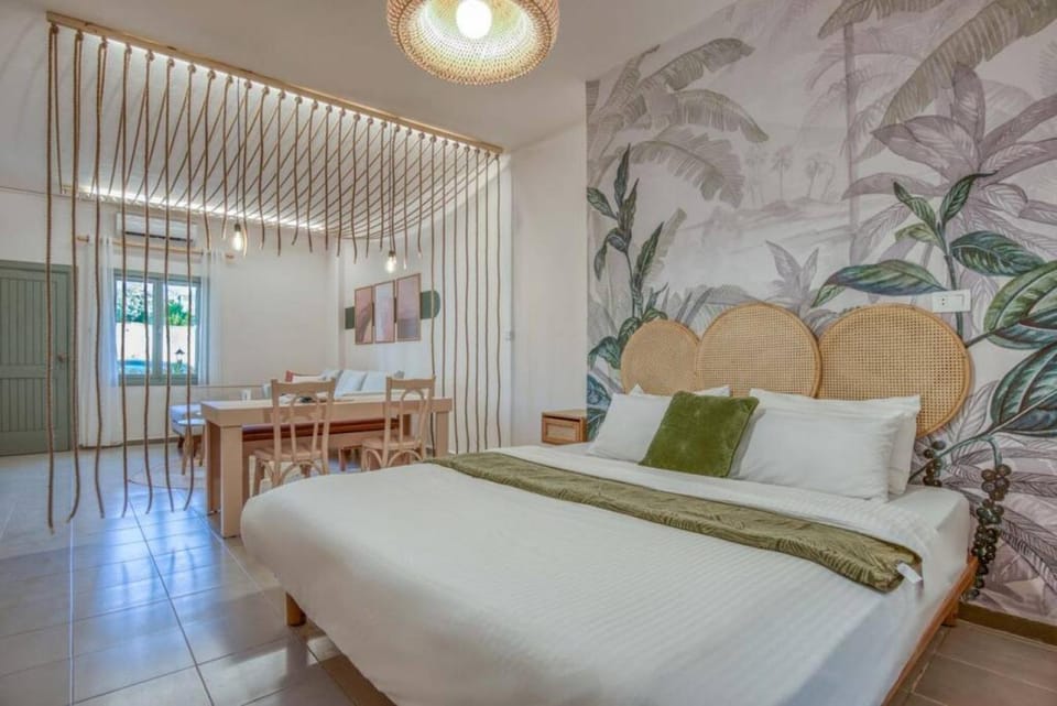 Bed, Living room, Photo of the whole room, Seating area, Bedroom