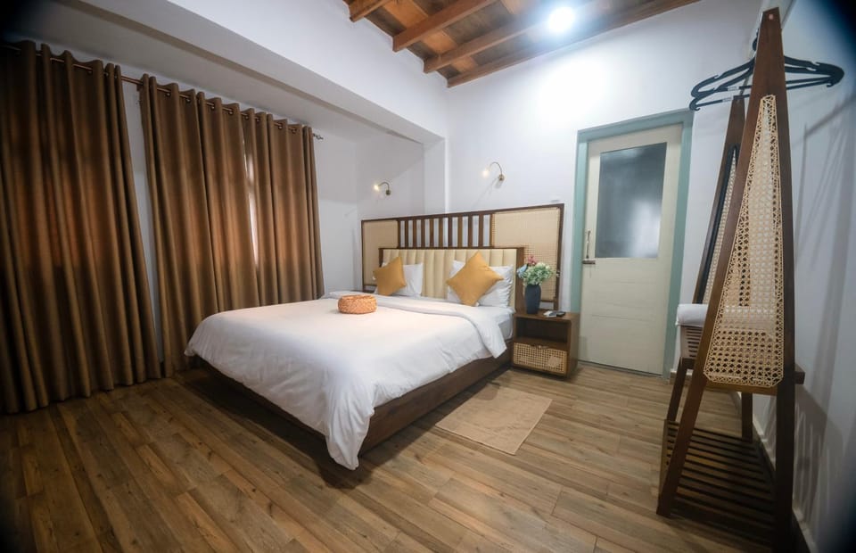 Bed, Bedroom, towels, wardrobe