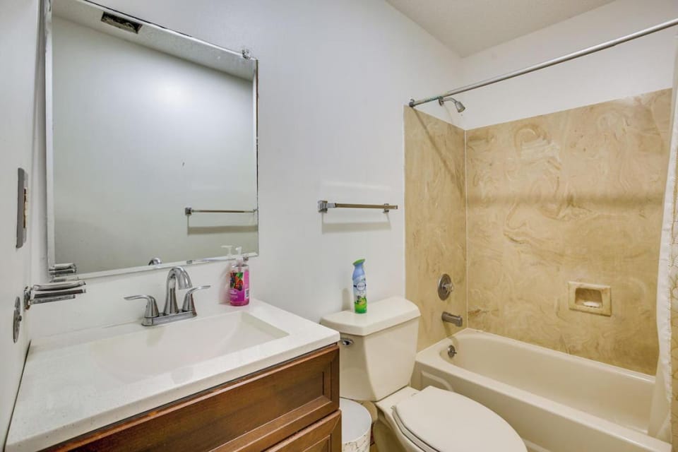 Peaceful 4BR Home - Yard, Family Comforts House in Terrytown