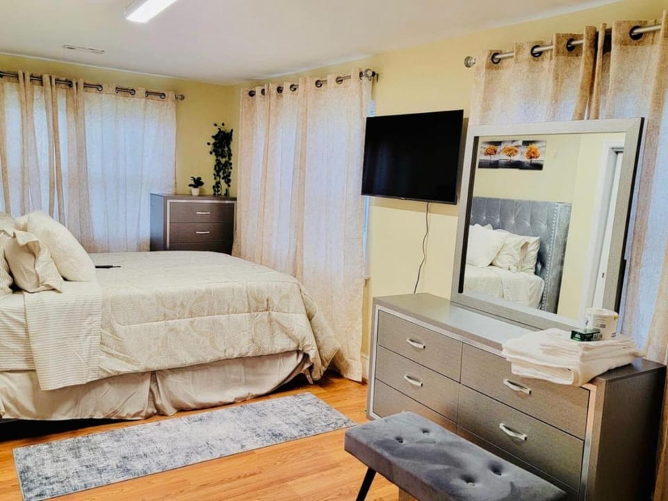 Downtown Access • Huge Backyard • Free Parking House in Riverdale Park