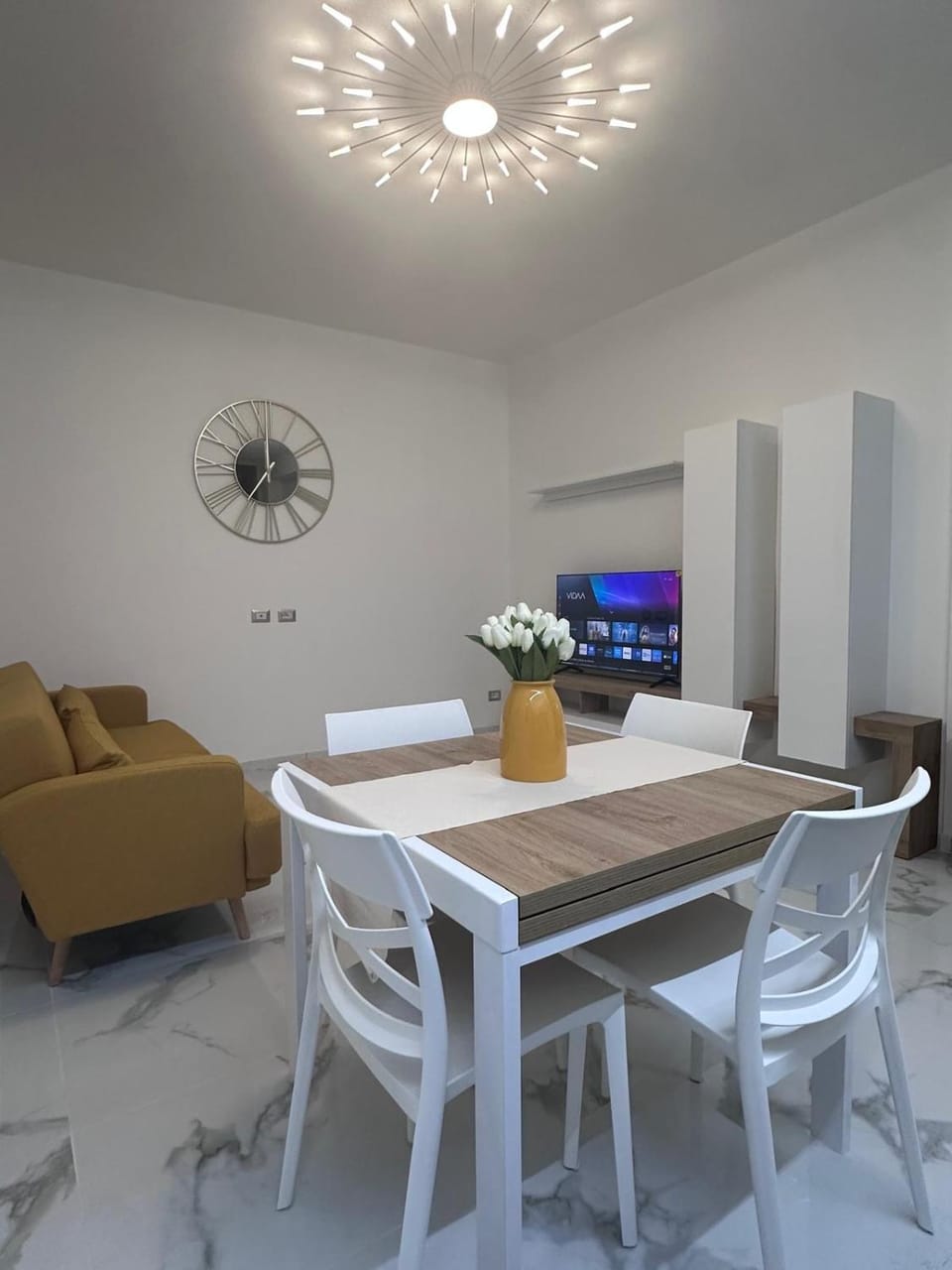 TV and multimedia, Living room, Seating area, Dining area