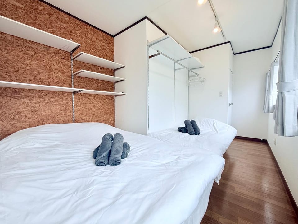 Bed, Photo of the whole room, Bedroom, towels