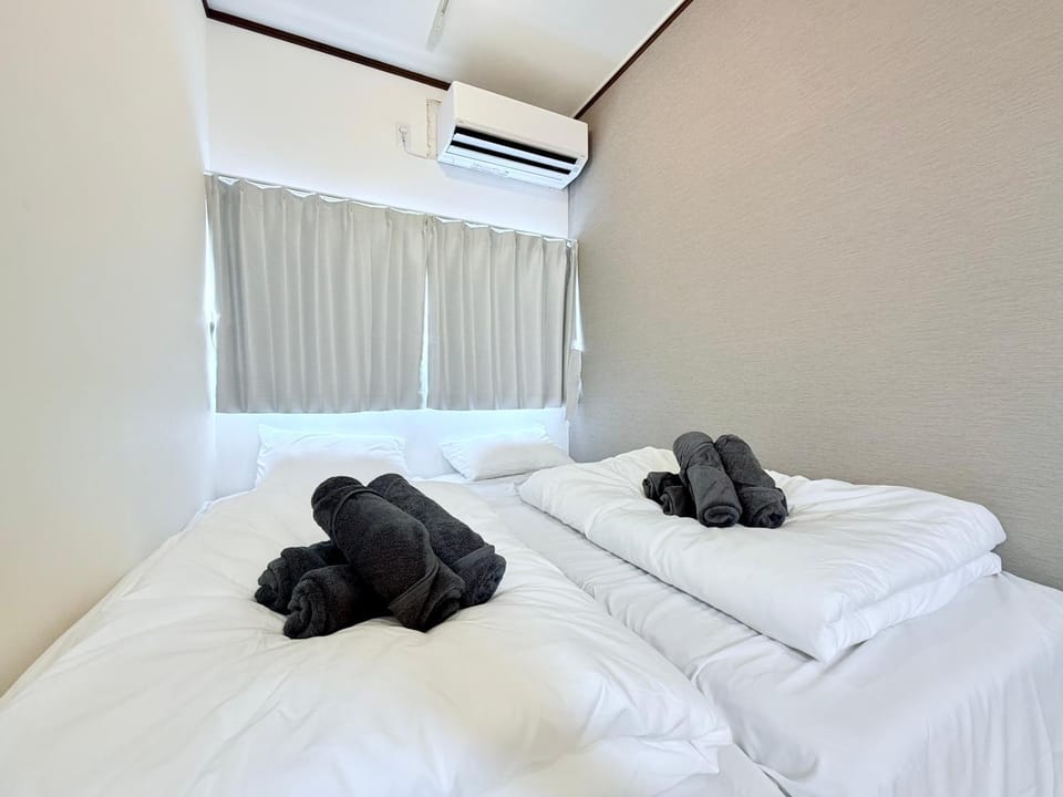 Bed, Photo of the whole room, Bedroom, towels, air conditioner