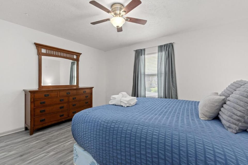 Bombastic Beach Bungalow, 10 Min WALK to the Beach Apartment in Upper Grand Lagoon