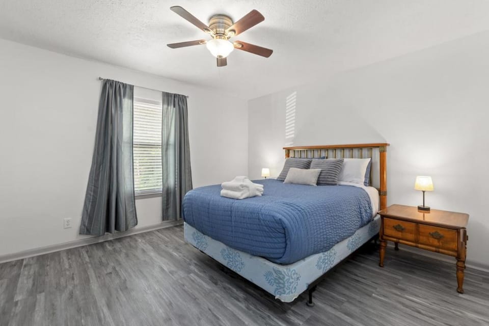 Bombastic Beach Bungalow, 10 Min WALK to the Beach Apartment in Upper Grand Lagoon