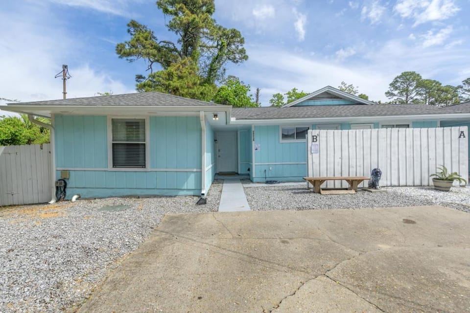 Bombastic Beach Bungalow, 10 Min WALK to the Beach Apartment in Upper Grand Lagoon