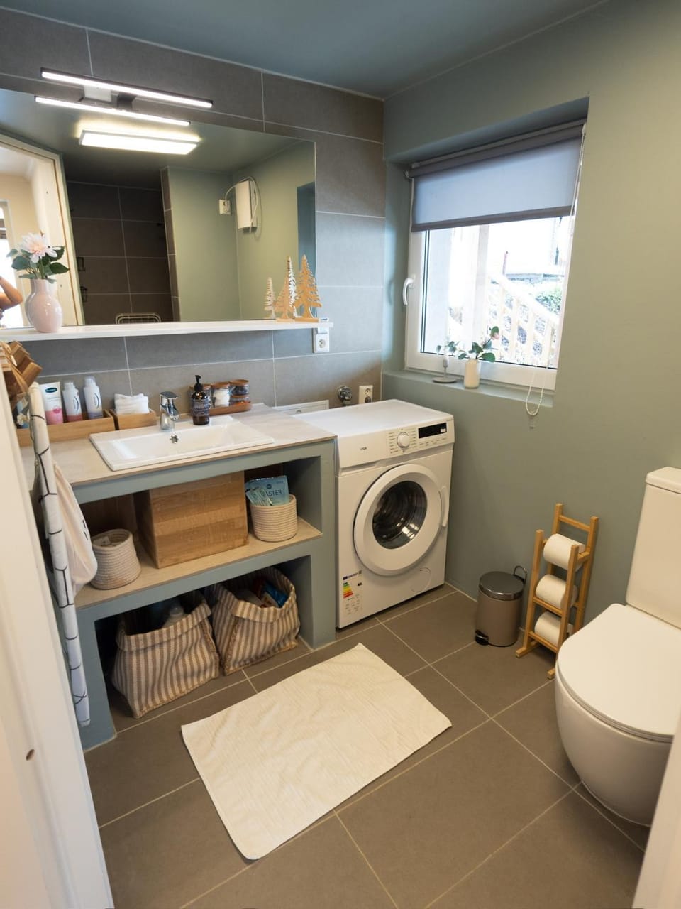 Bathroom, towels, washing machine