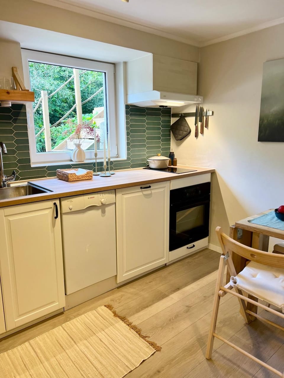 Kitchen or kitchenette, Seating area, Dining area, dishwasher, oven, pet friendly, stove