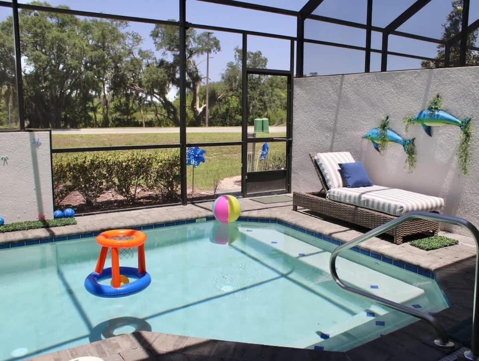 Pool view, Swimming pool, sunbed